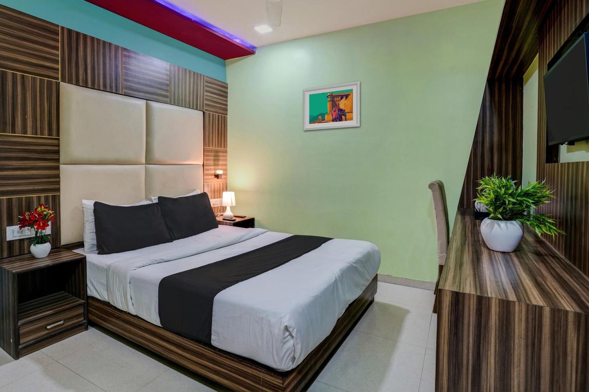 Oyo Blue Sapphire Residency Near Chhatrapati Shivaji International Airport